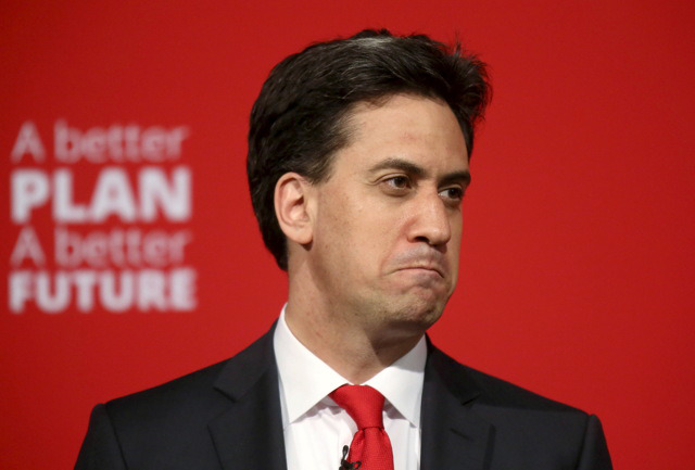 Leader of Britain's opposition Labour party Ed Miliband speaks at an election rally in Glasgow, May 1, 2015.  REUTERS/Paul Hackett   - RTX1B5KX